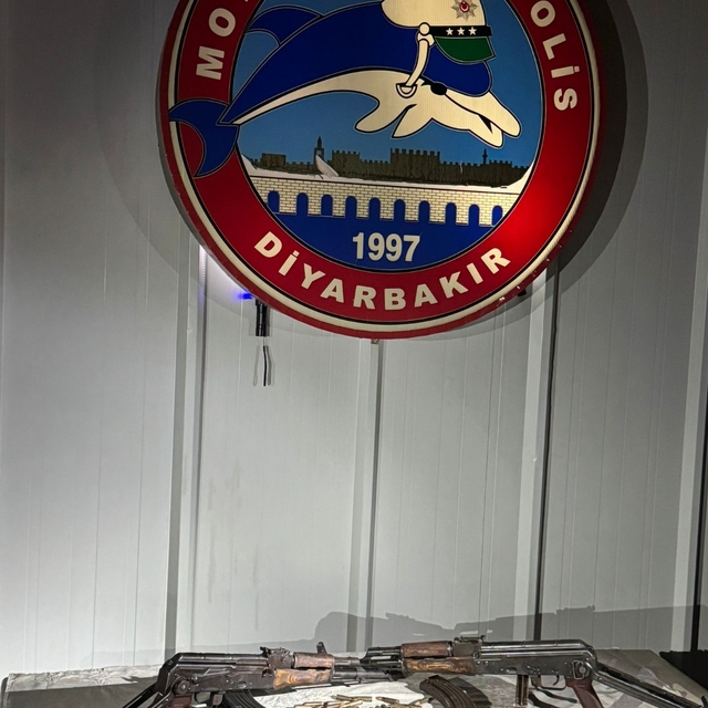 Diyarbakır'da bir otomobilde 2 kalaşnikof ele geçirildi