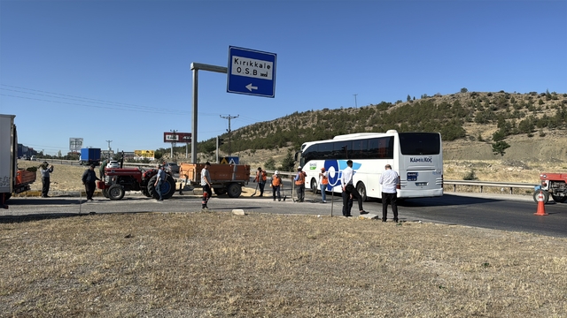 Kırıkkale'de yolcu otobüsü ile traktörün çarpıştığı kazada 4 kişi yaralandı