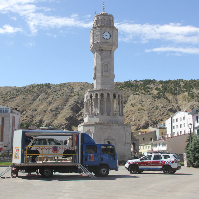 Zara'da simülasyon aracıyla emniyet kemerinin önemi anlatıldı