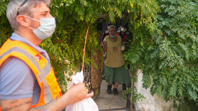 Yangında tahliye edilen evde mahsur kalan 25 kedi ile 10 köpek kurtarıldı