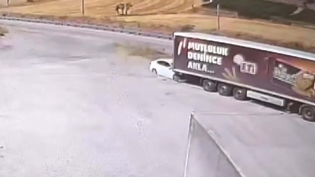 TIR'a çarpan otomobildeki baba ve 3 çocuğu öldü