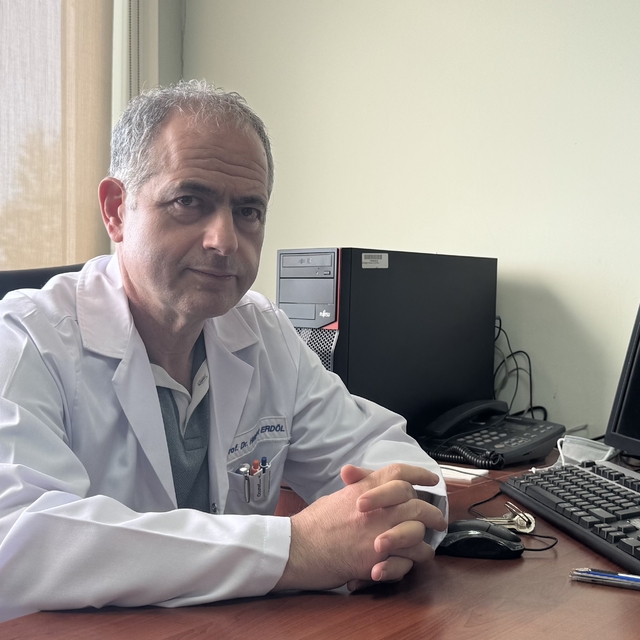 Uzmanından kontakt lensle yüzmek "enfeksiyon riskini artırıyor" uyarısı