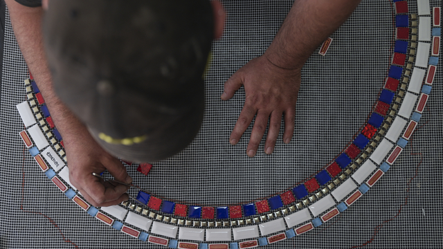 Fransız sokak sanatçısı Ememem, "şehirlerin yaralarını" mozaikleriyle örtüyor