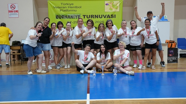 Karşıyaka Veteran Hentbol namağlup şampiyon oldu