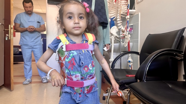 Küçük Miray omurga eğriliğinden 9 saatlik ameliyatla kurtuldu