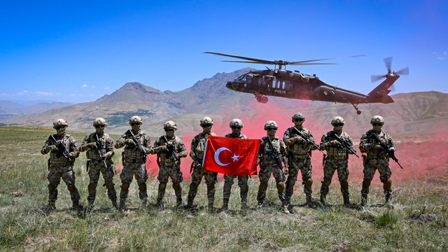 Özel harekat polisleri, zorlu tatbikat ve eğitimlerle göreve hazırlanıyor