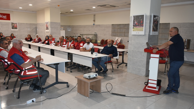 Türk Kızılay Malatya'da depremzede çiftçilere çilek bahçesi kuracak