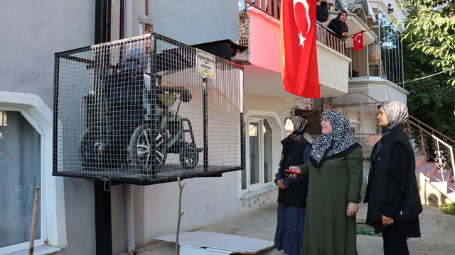 Merdivenleri inip çıkamayan Bengisu evinin balkonuna yapılan asansörle engelleri aşıyor