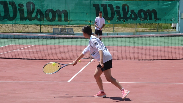 Kars'ta katılım ücreti ihtiyaç sahibi ailelere verilen tenis turnuvası yapıldı