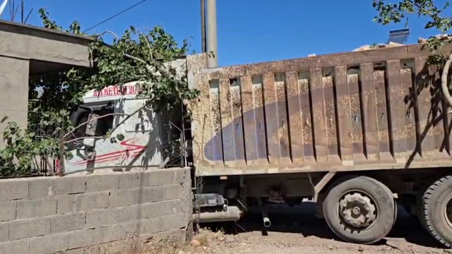 Freni boşalan hafriyat kamyonu, evin bahçe duvarına çarptı; 1 yaralı