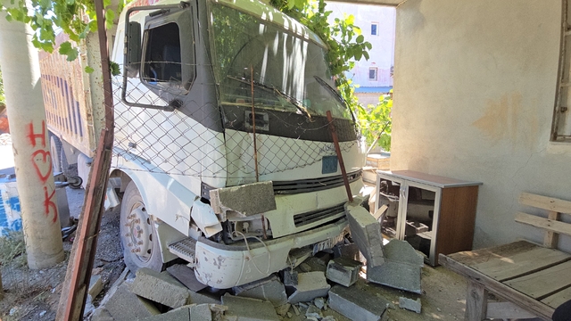 Adana'da fren arızası nedeniyle kaza yapan kamyonun sürücüsü yaralandı