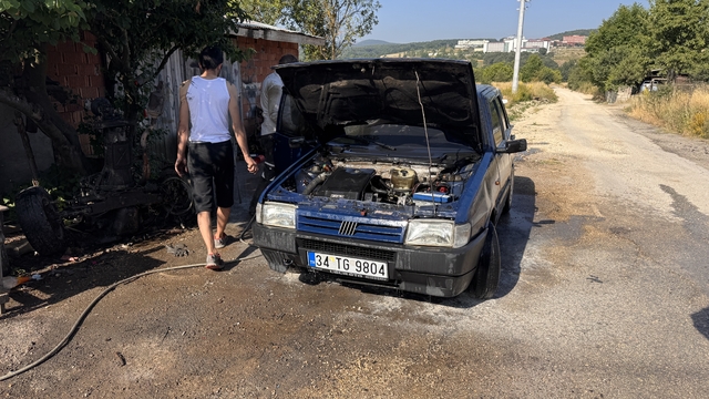 Bolu'da park halindeyken yangın çıkan otomobilde hasar oluştu