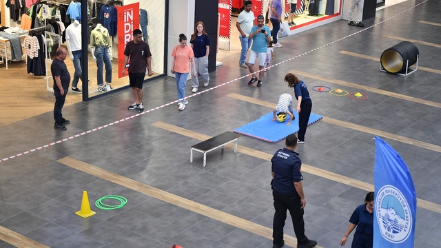 Büyükşehir Belediyesi itfaiye ekipleri alışveriş merkezinde çocuklarla bir araya geldi