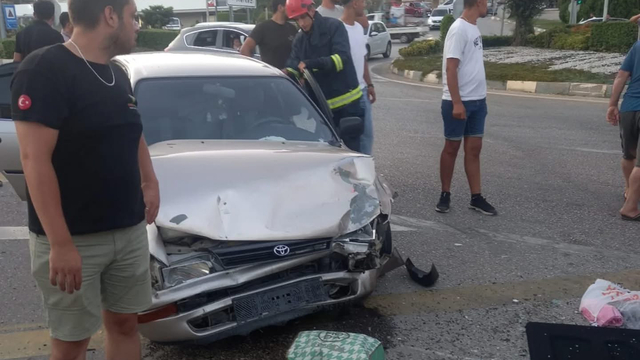 Antalya'da iki otomobilin çarpıştığı kazada 7 kişi yaralandı