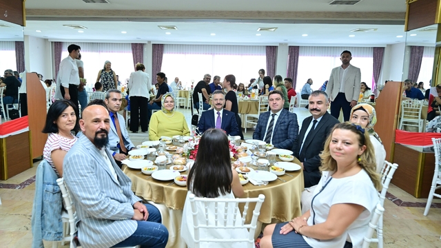 Eskişehir Valisi Aksoy, koruyucu ailelerle buluştu