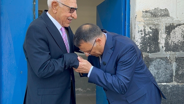 Rektör, yıllar sonra ilkokul öğretmeni ile eğitim gördüğü okulda buluştu