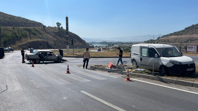 Otomobil ile hafif ticari araç çarpıştı: 3 yaralı