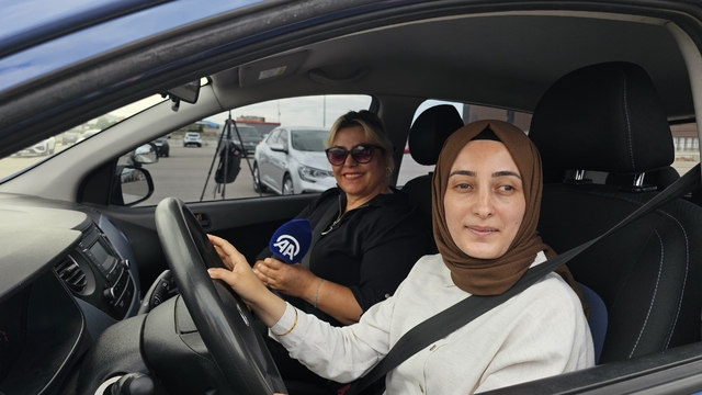 Çorum'da görme engelliler farkındalık amacıyla eğitmen kontrolünde otomobil kullandı