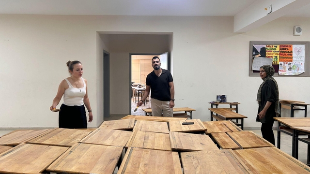 İslahiye'de öğretmenler, okulların sıralarını onardı