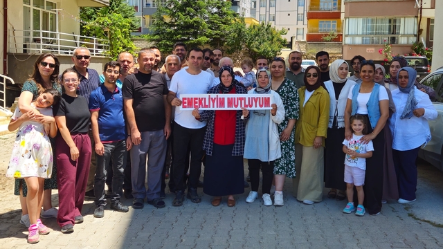 Konya'da emekli olan Nuriye öğretmen için veda konvoyu düzenlendi