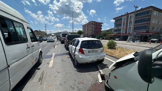Samsun'da üç aracın karıştığı trafik kazasında 2 kişi yaralandı