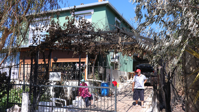 Yaşlı çiftin evi ve tavukları rüzgarın yön değiştirmesiyle yangından son anda kurtuldu