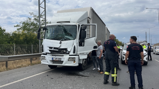 Kocaeli'de kamyon ile çarpışan TIR'ın şoförü yaralandı