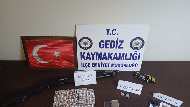 Gediz'de uyuşturucu operasyonunda yakalanan 2 zanlı tutuklandı