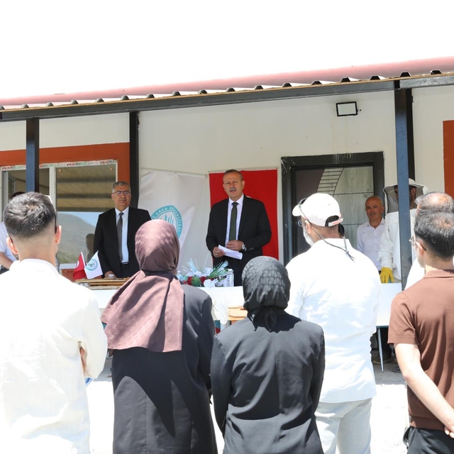 Bitlis'te arıcılık kursunu tamamlayanlara sertifikaları verildi