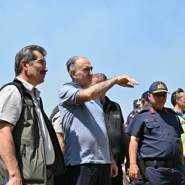 Manisa'nın 4 ilçesinde yangın; ekiplerin müdahalesi sürüyor (4)