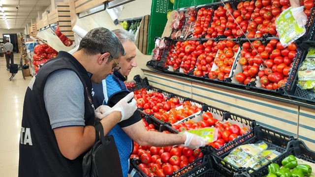 Van'da  zabıta ekipleri marketleri denetledi