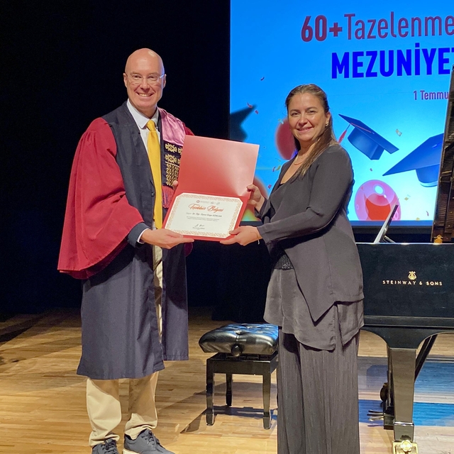 Eskişehir'de "Tazelenme Üniversitesi"nde mezuniyet heyecanı