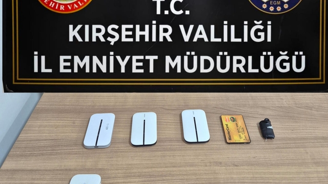 Ehliyet sınavında düzenekle kopya çekerken yakalandılar