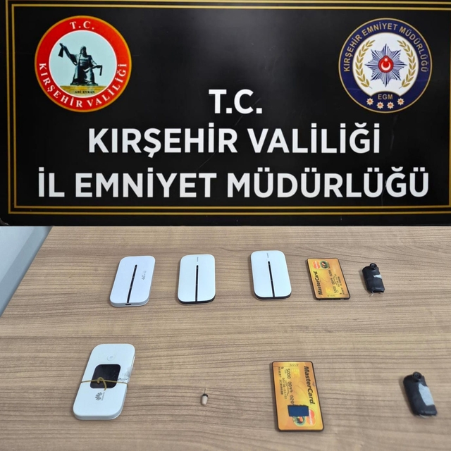 Ehliyet sınavında düzenekle kopya çekerken yakalandılar