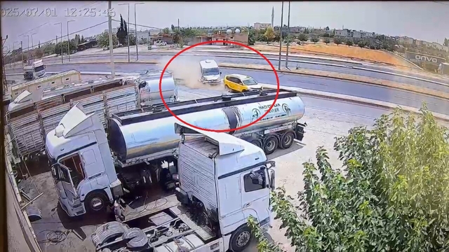 Şırnak'ta minibüsün taksiyle çarpıştığı kaza kamerada: 2 yaralı