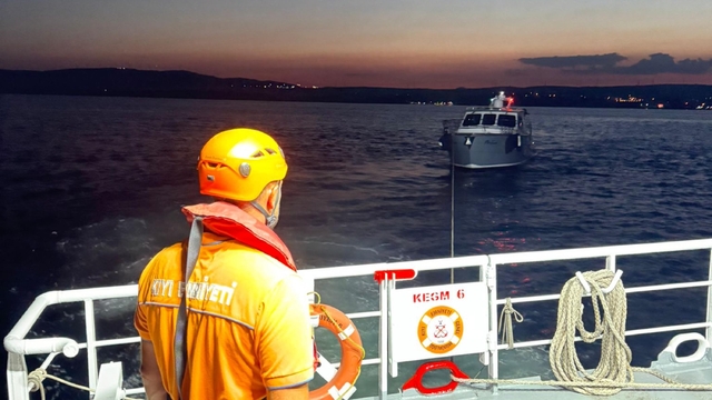 Çanakkale Boğazı'nda sürüklenen tekne kurtarıldı