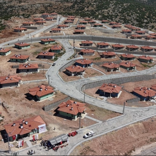 Osmaniye'de yapımı tamamlanan 89 köy evi depremzedelere teslim edildi