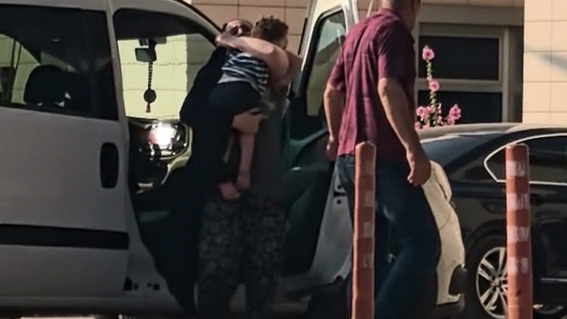 Bursa'da 3 katlı binanın çatı katından düşen çocuk ağır yaralandı