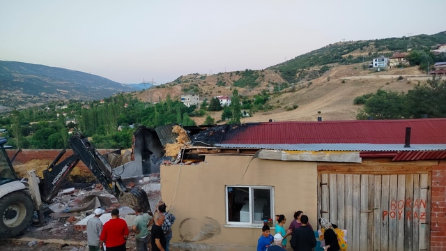 Sivas'ta bir ev, ahır ve samanlık yandı