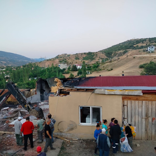 Sivas'ta bir ev, ahır ve samanlık yandı