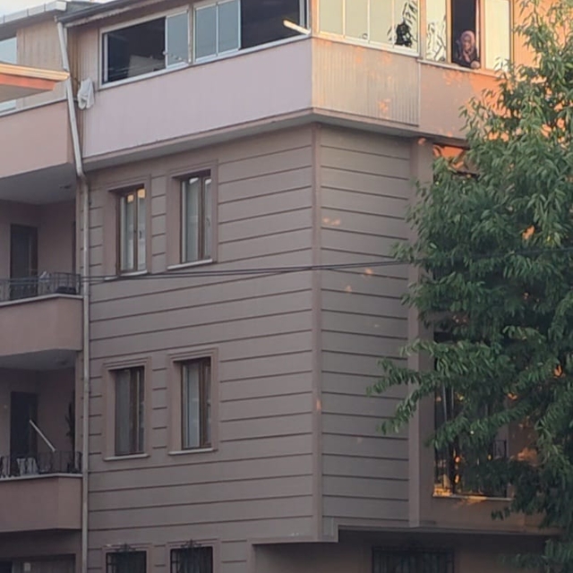 Bursa'da 4'üncü kattan düşen çocuk ağır yaralandı