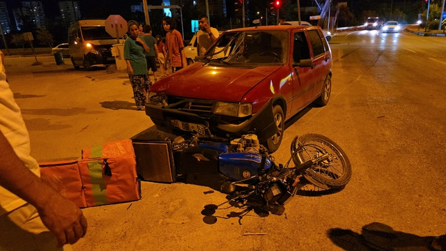 Otomobil ile motosikletin çarpıştığı kaza kamerada: 1 yaralı