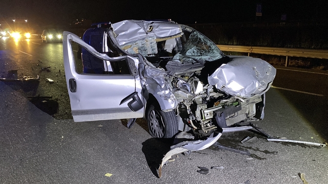 Tomruk tüklü TIR ile hafif ticari araç çarpıştı: 1 yaralı