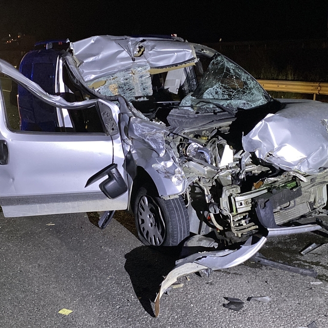 Tomruk tüklü TIR ile hafif ticari araç çarpıştı: 1 yaralı