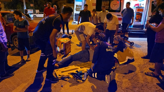 Adana'da otomobilin çarptığı motosikletin sürücüsü yaralandı