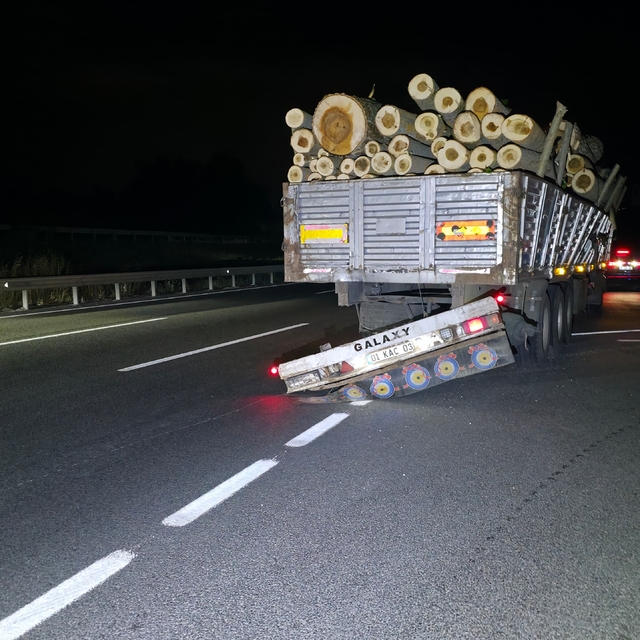 Bursa'da kamyona arkadan çarpan hafif ticari aracın sürücüsü yaralandı