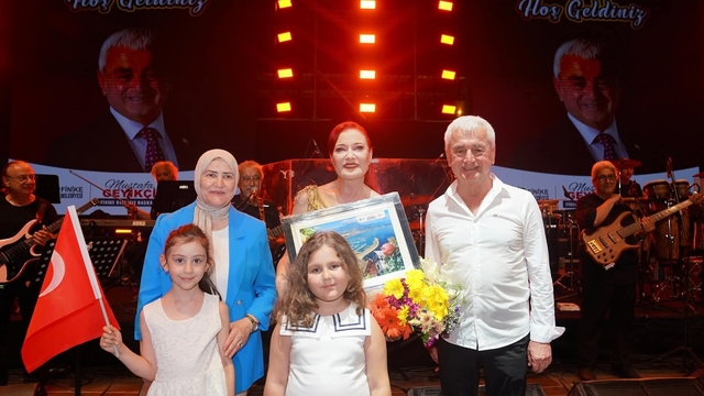 Candan Erçetin Antalya Finike'de konser verdi