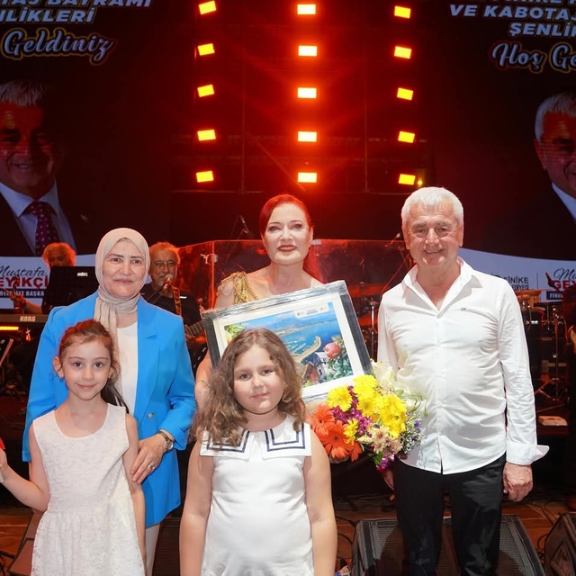 Candan Erçetin Antalya Finike'de konser verdi