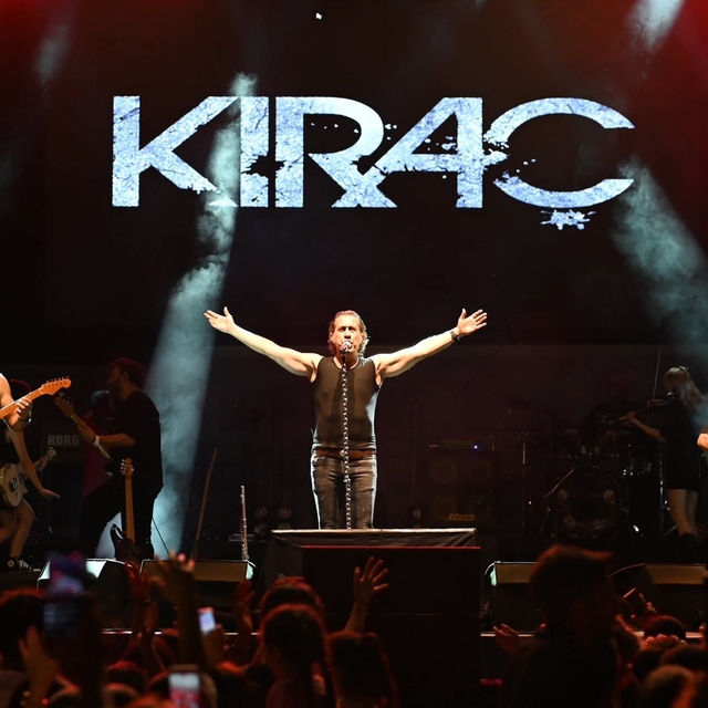 Şarkıcı Kıraç Antalya Demre'de konser verdi