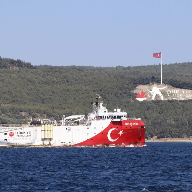 Sismik araştırma gemisi Oruç Reis, Çanakkale Boğazı'ndan geçti